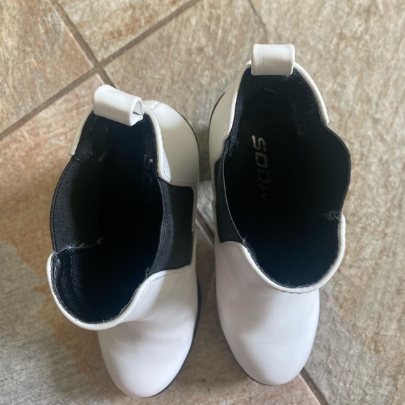 Soda white ankle boots with black 3 inch heel size 5.5 EUC - Picture 7 of 9